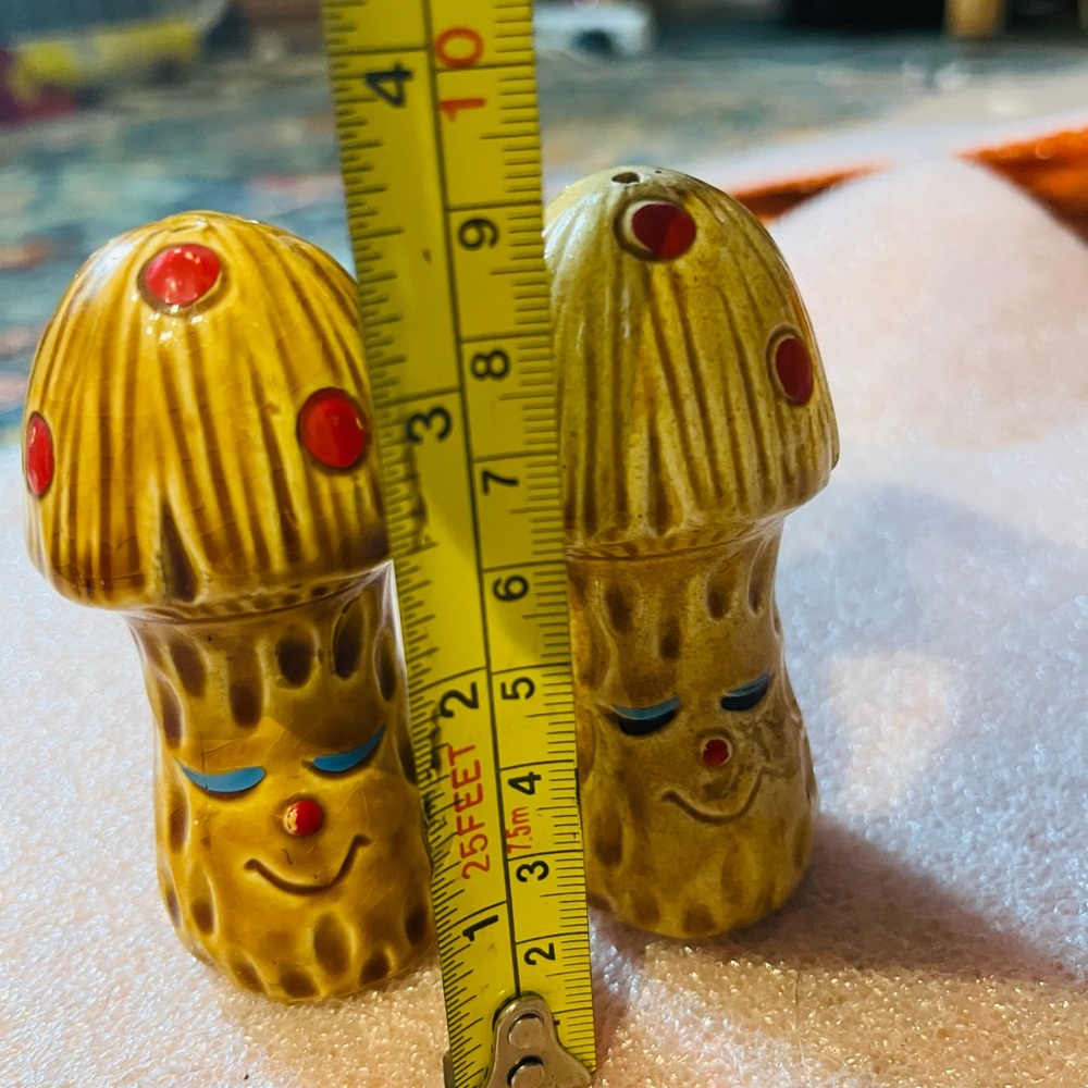 3.7” inch Mushroom happy face ceramic salt and pepper shakers - Picture 3 of 5